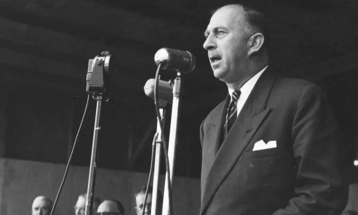 Henry Bolte opening Cairn Curran.
